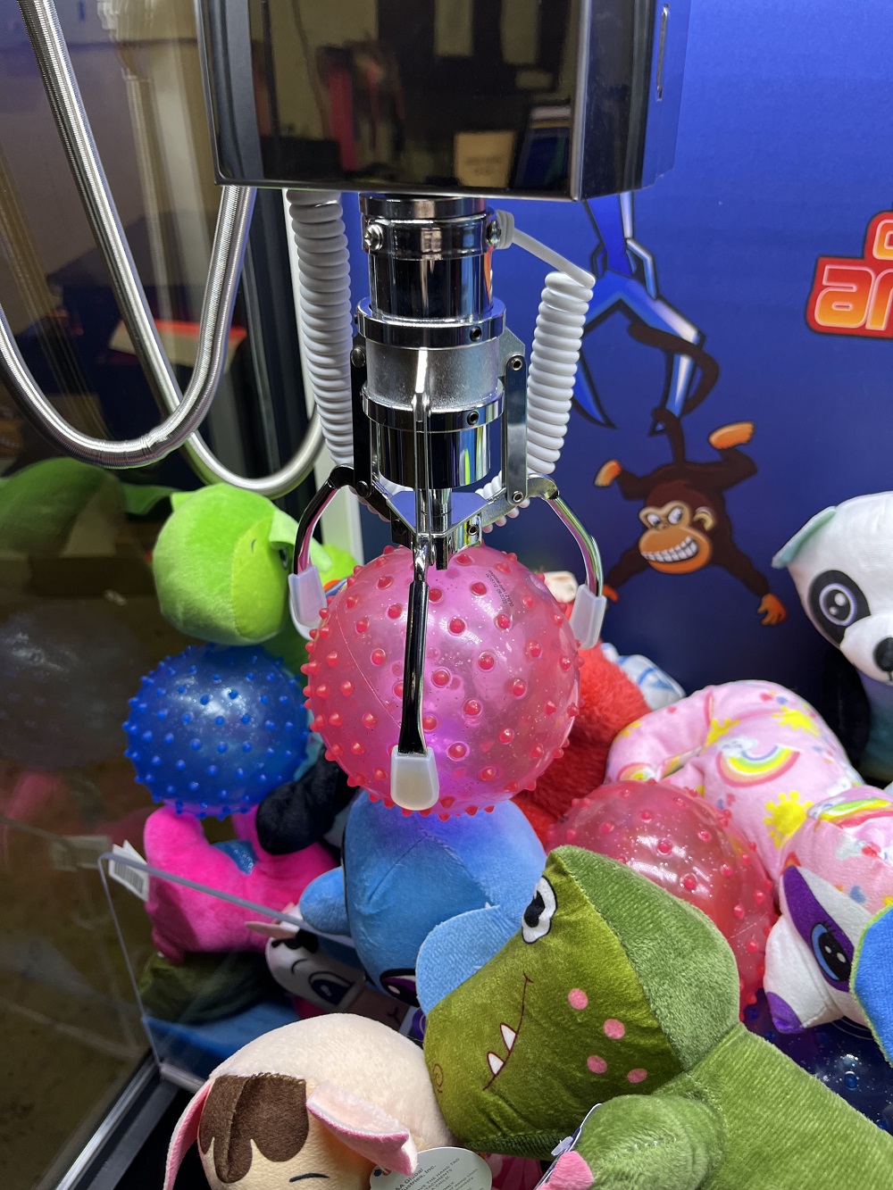 Narrow Claw Machine winning a prize